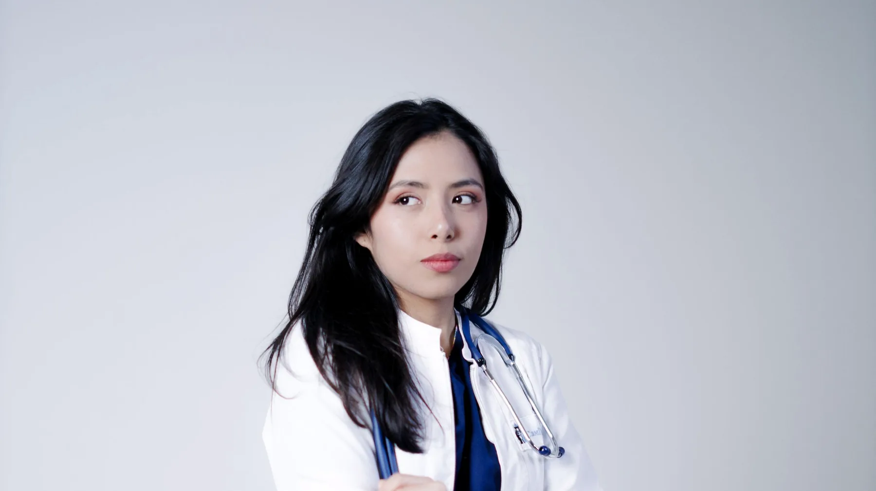 La Dra. Valeria Mendiola, dermatóloga certificada